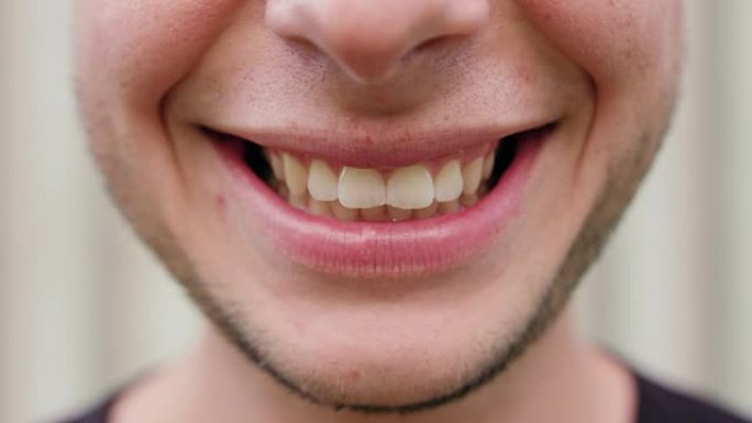 一个男人嘴角微笑的特写