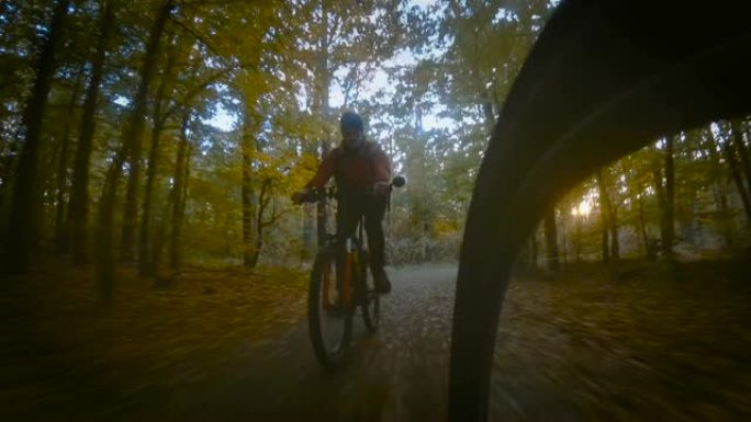 自行车。那家伙骑自行车穿过公园。秋天