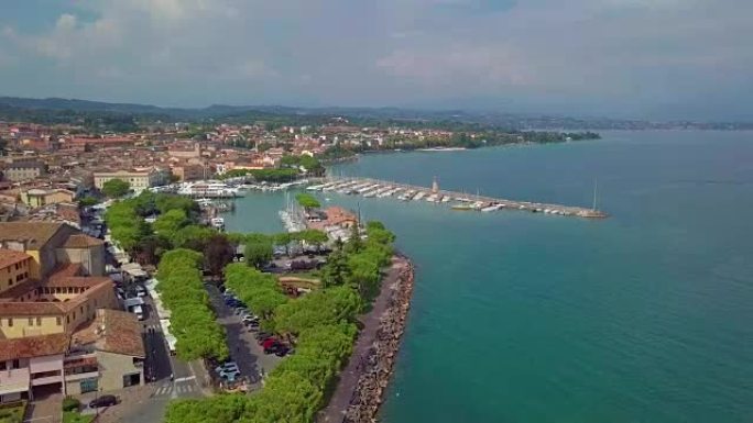 意大利加尔达湖的船只和海岸鸟瞰图。暑假期间飞越Lago di Garda的船只和海岸线