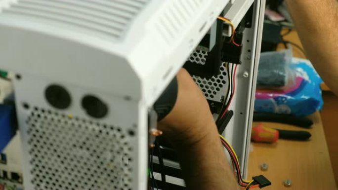 计算机技术人员组装一台计算机。构建家用Pc