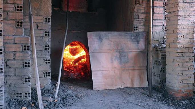 关闭用木头烧制的窑炉以烘烤砖块。(砖厂)