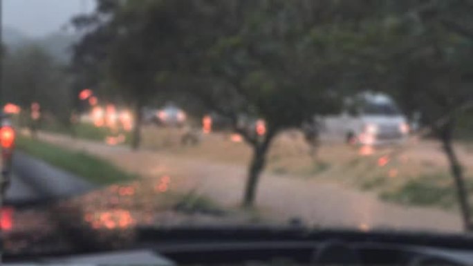 在雨天和洪水泛滥的道路上驾驶汽车