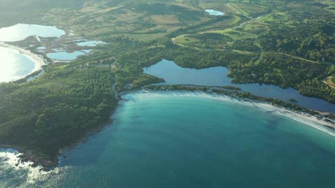 意大利撒丁岛，一个美丽的白色海滩的鸟瞰图，沐浴在透明的绿松石海中。