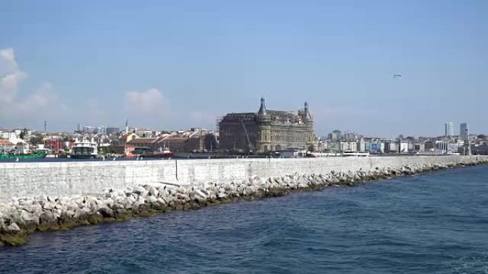 卡迪科伊 (Kadikoy) 的带灯塔和码头的Haydarpasa火车站大楼