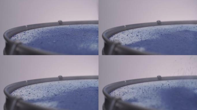 蓝色洒红下粉末以冲击波模式从鼓上反弹。