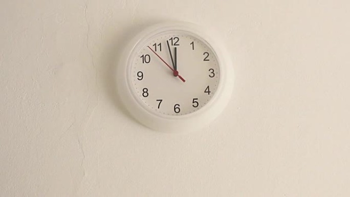 白色时钟挂在墙上，全高清