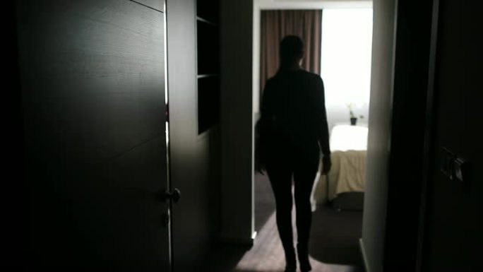 一名年轻女子进入酒店房间