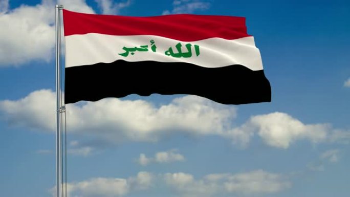 蓝色天空中漂浮着的云朵映衬着伊拉克国旗