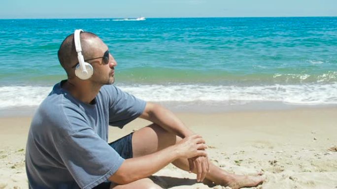 一个正在度假的男人听音乐。