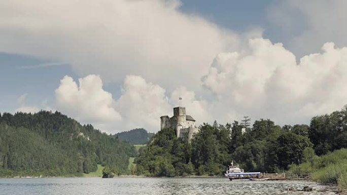 湖上山上的中世纪城堡