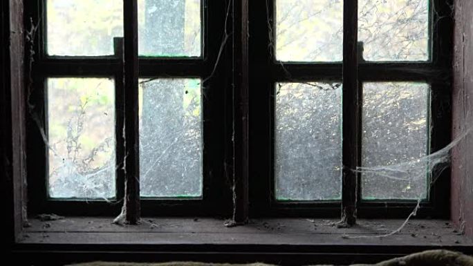 闹鬼的旧废弃房子窗户