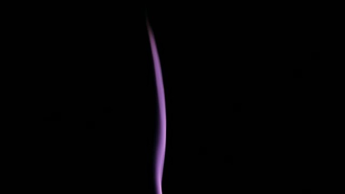 紫色蒸汽从上升。黑色背景上的紫色烟雾。黑色背景下的烟雾慢慢漂浮在太空中。4K UHD