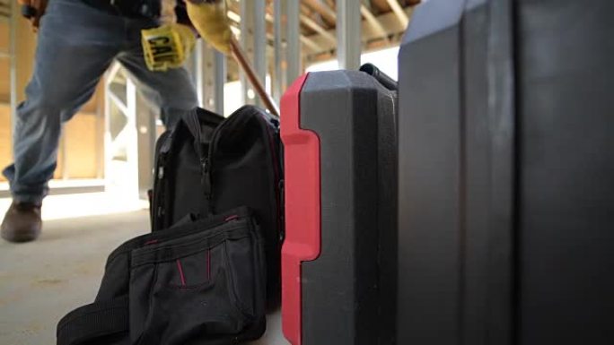 高加索工人和他的工具。建筑工地区域。