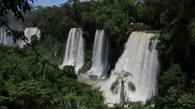 从伊瓜苏瀑布 (Iguazu falls) 从Argeninean侧面观看的全景拍摄