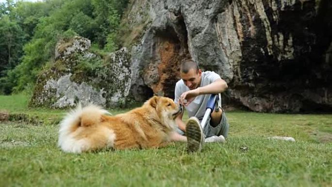 残疾人和狗狗最好的朋友