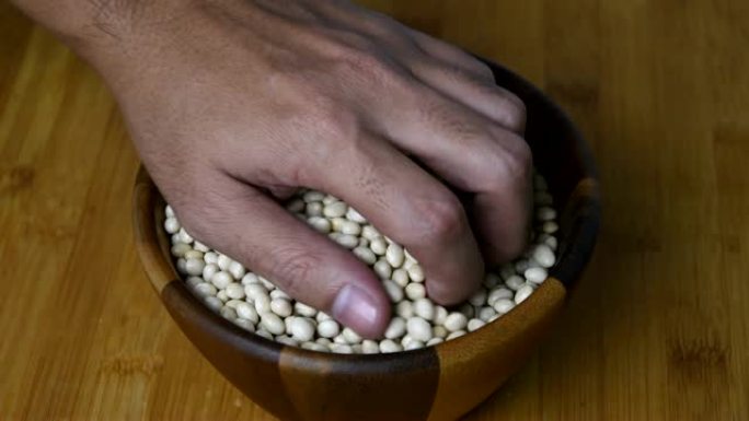 海军豆，木碗上的白芸豆