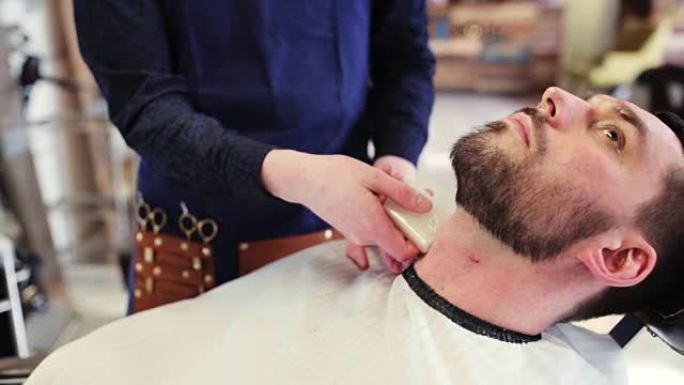 理发师在商店用明矾酒吧治疗男性脖子