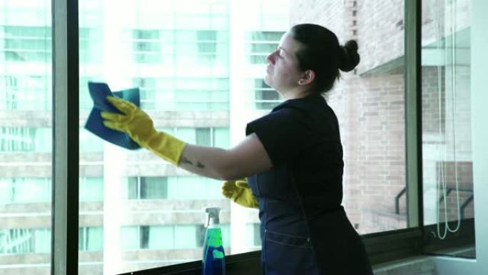 清洁窗户的女人