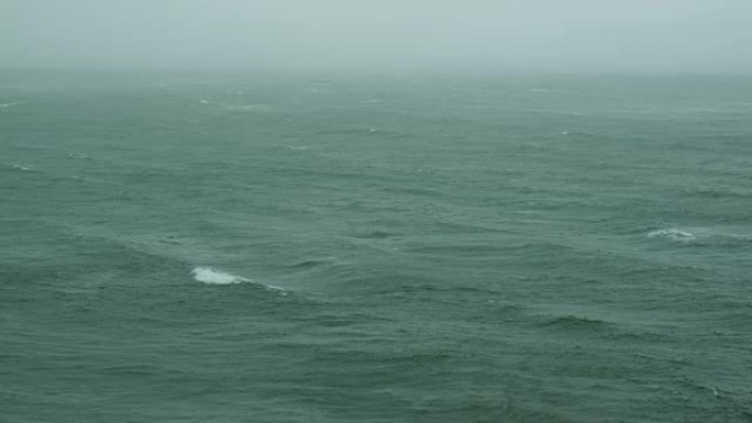 飓风中的巨大海洋风暴波