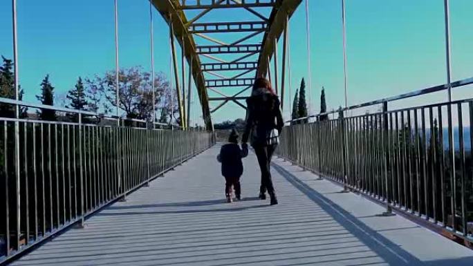 妈妈和小儿子过桥