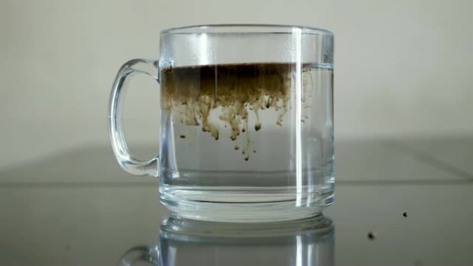 将速溶咖啡倒入水中