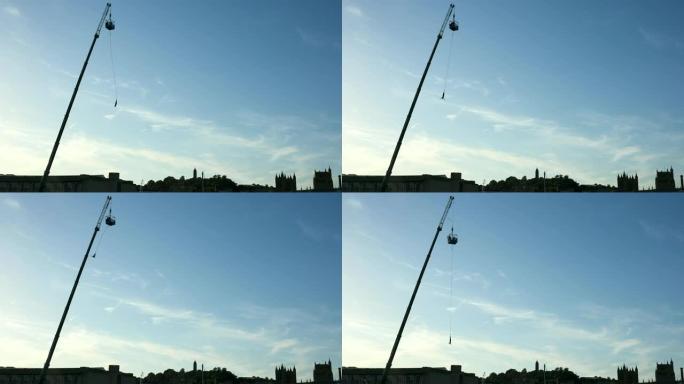 在英国布里斯托尔港日落时工作的高起重机