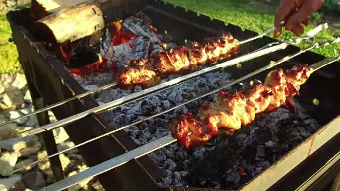 烤串上的肉和户外火盆上的柴火