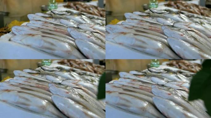在街头市场上展示新鲜的海鳟鱼在冰上