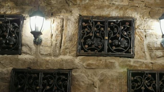 将老式葡萄酒存放在锁下的地窖壁中。克里米亚酿酒厂周围游览。酒窖由古董灯笼点亮。