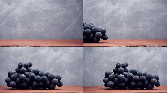 红色木桌和深蓝色背景上的葡萄。关闭宏观视图。