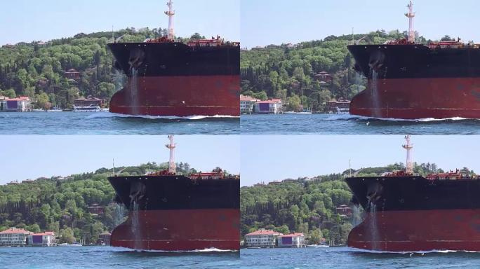 货船在博斯普鲁斯海峡、土耳其、伊斯坦堡航行