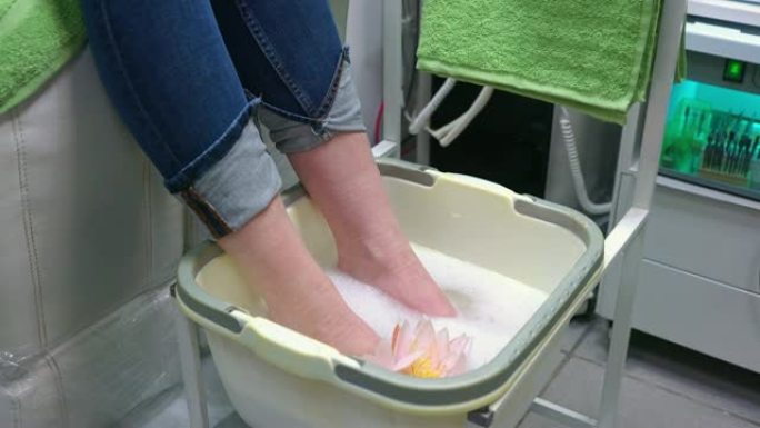 足部浸泡可使皮肤柔软而有效地清洁，而不会使皮肤脱水-修脚