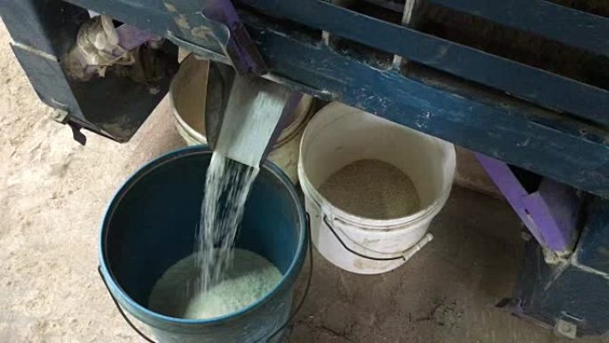 在泰国北部工作期间的碾米机系统。大米的一部分从水稻分离机中出来。