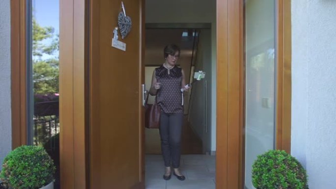 一个穿着棕色t恤的女人站在门口