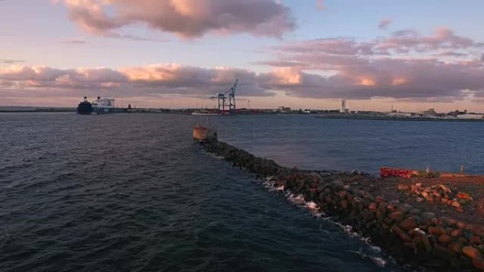 黄昏时对海岸和货物集装箱码头港口的航拍。码头上的船