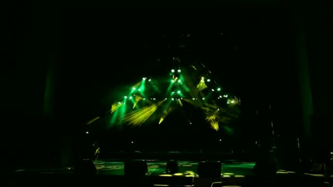 黄色和绿色的舞台灯。场景，带聚光灯和烟雾的舞台灯光。