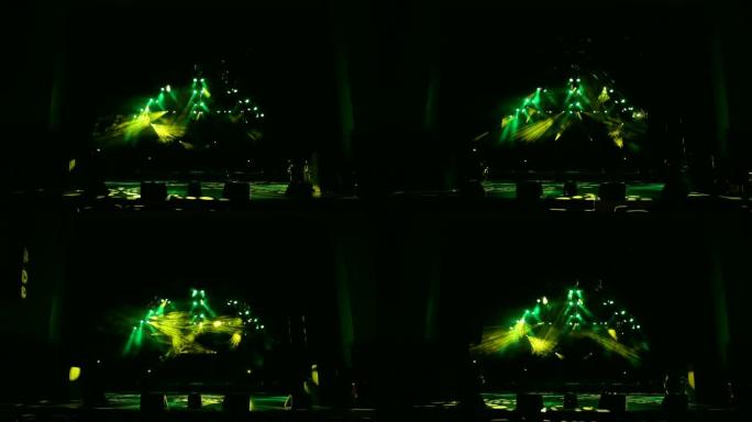 黄色和绿色的舞台灯。场景，带聚光灯和烟雾的舞台灯光。