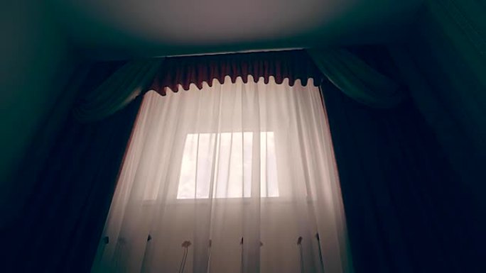 黑暗房间里的透明白色窗帘