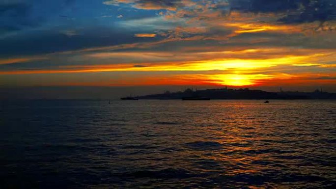 看着博斯普鲁斯海峡日落，红色日落