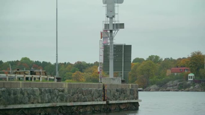 瑞典斯德哥尔摩港口边缘的一座灯塔