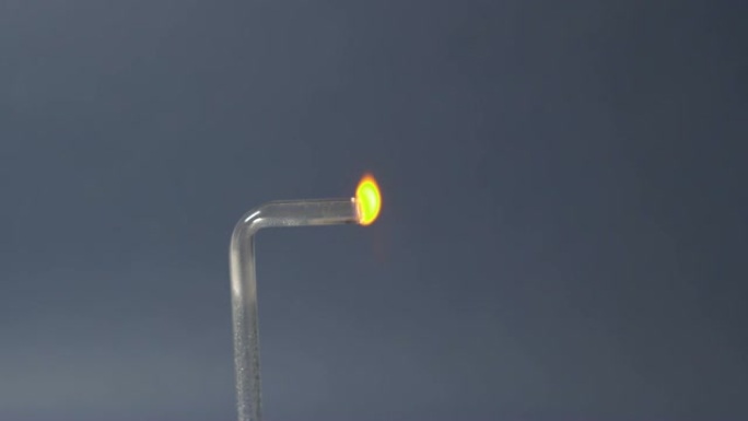 从实验室玻璃烧瓶中释放出化学反应的燃烧产物。