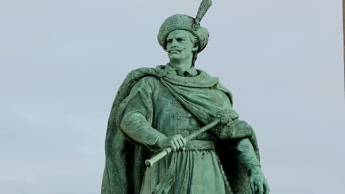 布达佩斯市中心的英雄广场。中世纪欧洲英雄的个人雕像