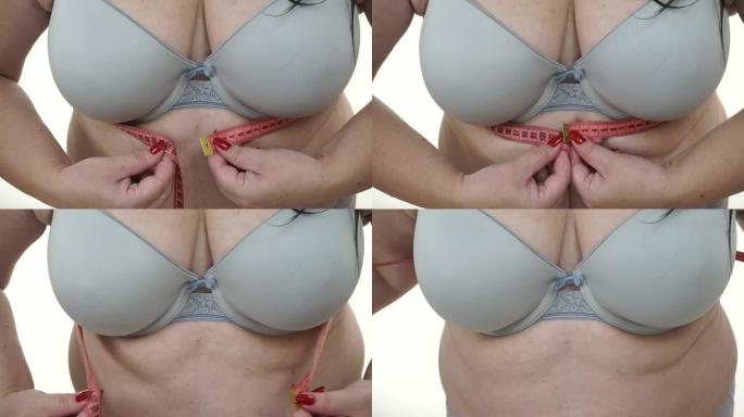 女人在乳房下测量她的胸部