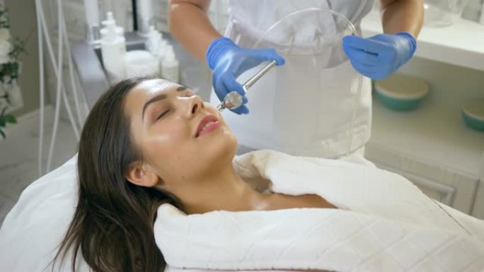 皮肤护理面部，放松患者女性在美容程序上刺激美容院的更新过程
