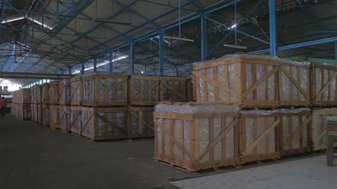 橡胶砖堆放在木箱中的1200千克要进口