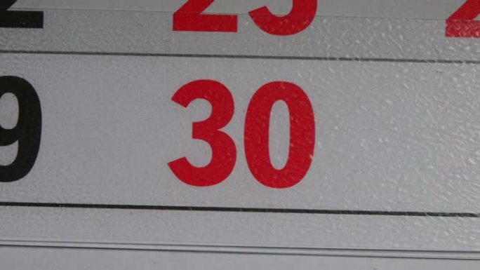 红色框架在30红色日日历上移动