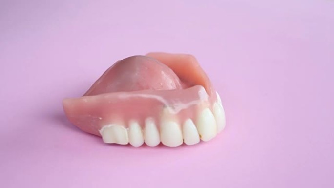 旋转粉红色板上的假牙