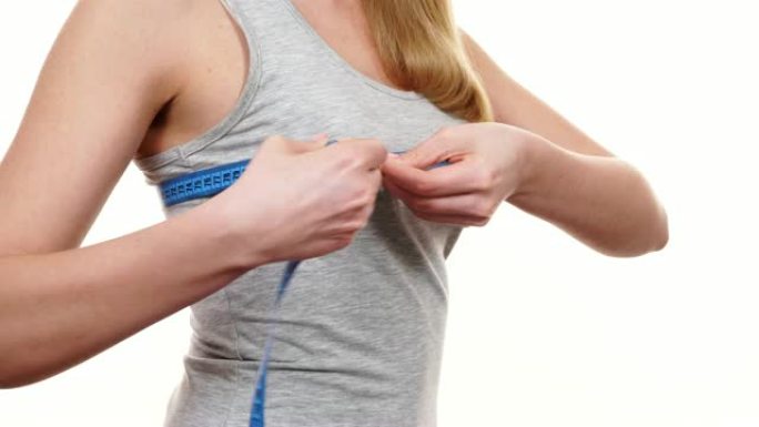 女人测量她的胸部胸部胸围4K