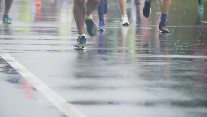 马拉松在雨中奔跑