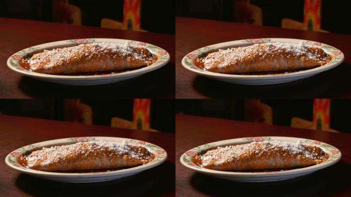 墨西哥餐厅里美味的巨型墨西哥卷饼，配咸味酱汁
